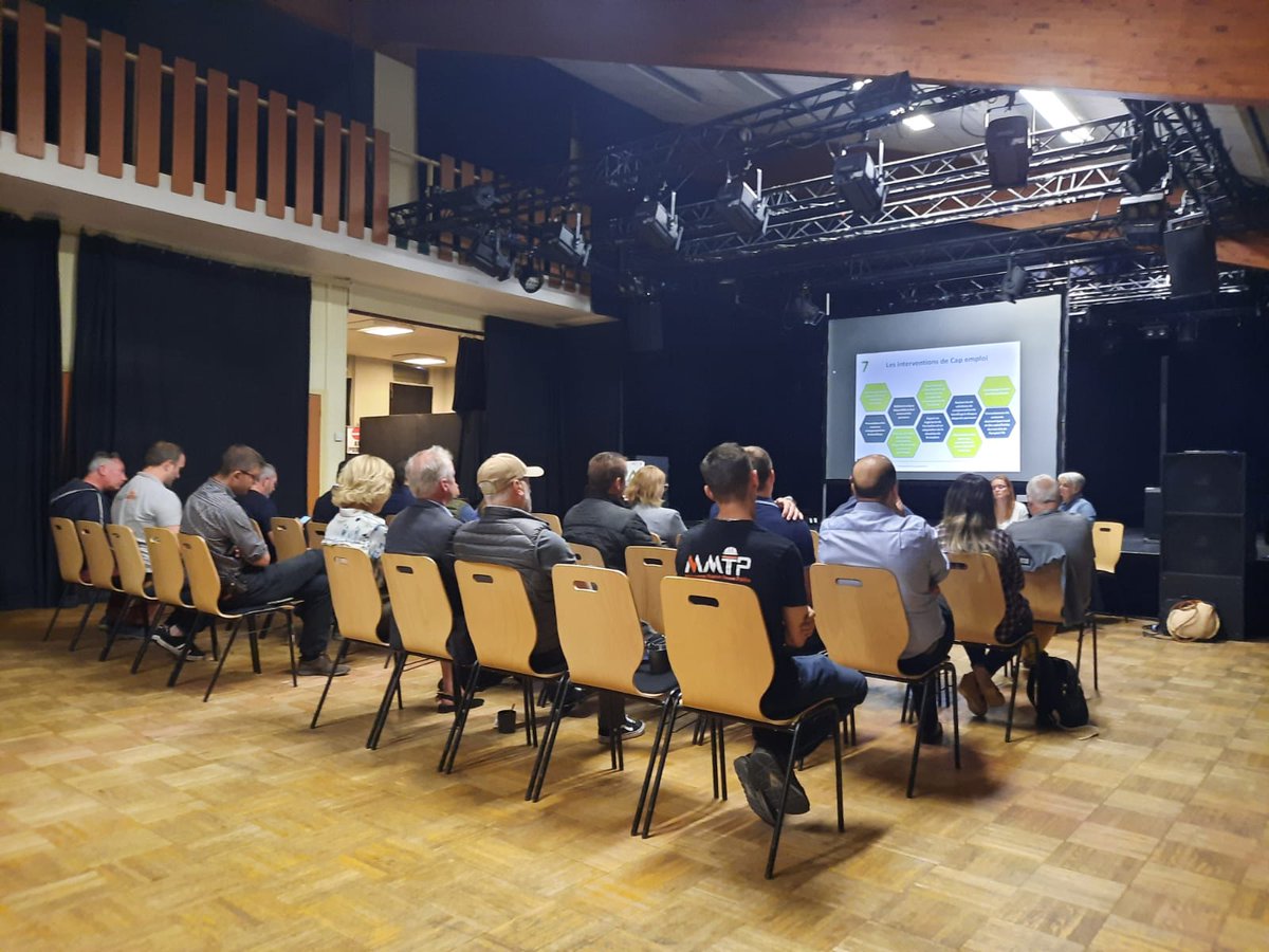 PaysOiseHalatte's tweet image. Le service Dév. économique de la #CCPOH a organisé une rencontre dédiée à l'#emploi local. ✅
#RESOH a réunit plus de 20 #entreprises.
➡ François Morenc, VP en charge du Développement économique était présent pour partager avec les entrepreneurs, @pole_emploi et @capemploi_