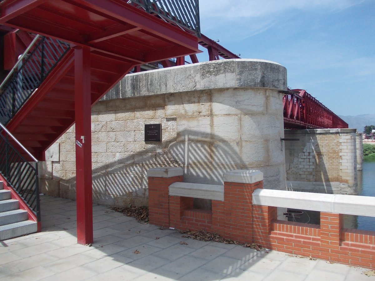 L'equidistancia. 
Monument franquista de 30 metres al mig del riu   vs  placa per a les victimes de 40 cm amagat baix lo pont.