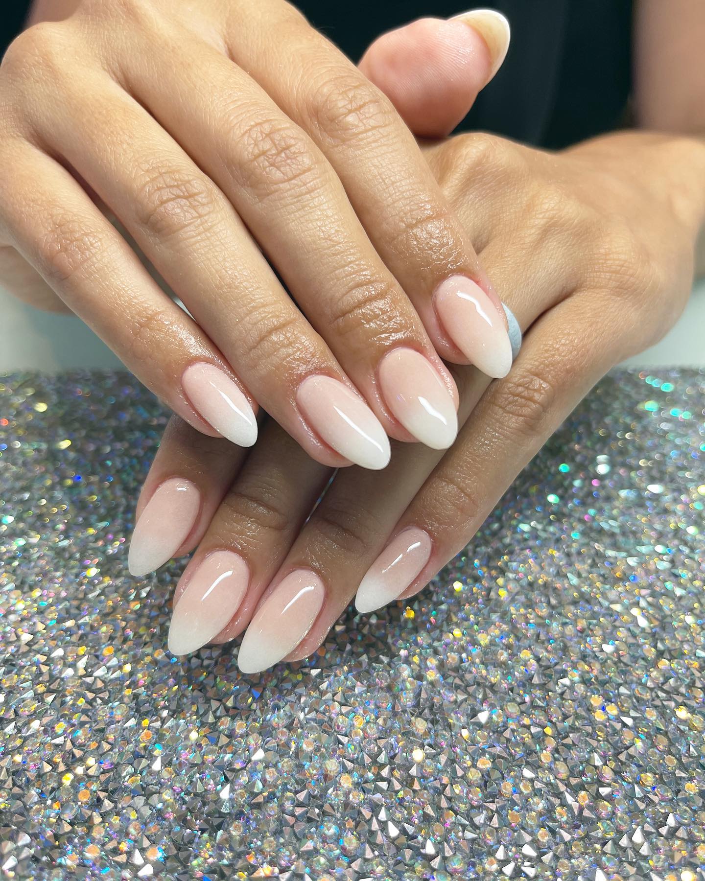 Neutral Ombre Nails (updated to 2024):
Vẻ ngoài đơn giản nhưng không kém phần tinh tế của đôi móng tay lấp lánh Ombre sẽ khiến bạn trở nên rạng ngời và tự tin hơn bao giờ hết. Với đường nét và màu sắc hài hòa, đây là kiểu trang trí móng tay lý tưởng cho những cô nàng yêu thích phong cách giản đơn nhưng không kém phần quyến rũ. Hãy thử trải nghiệm cảm giác thoải mái và thoáng mát từ vẻ đẹp hoàn hảo này và cùng tìm hiểu thêm về đôi móng tay Ombre tuyệt đẹp này.