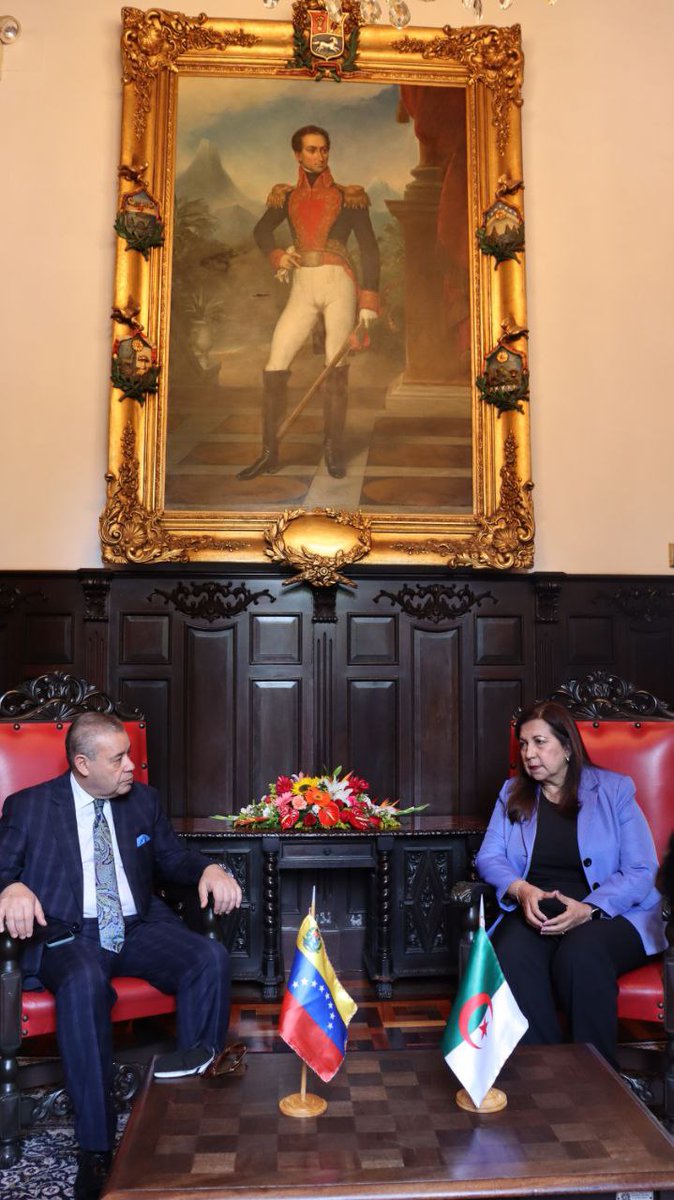 He tenido el grato honor de recibir en la Alcaldía de Caracas, al embajador plenipotenciario designado de la República Argelina Popular en Venezuela, Kamel Abdelkader Hadjazi

¡Caracas, anfitriona de pueblos!

#13Jul