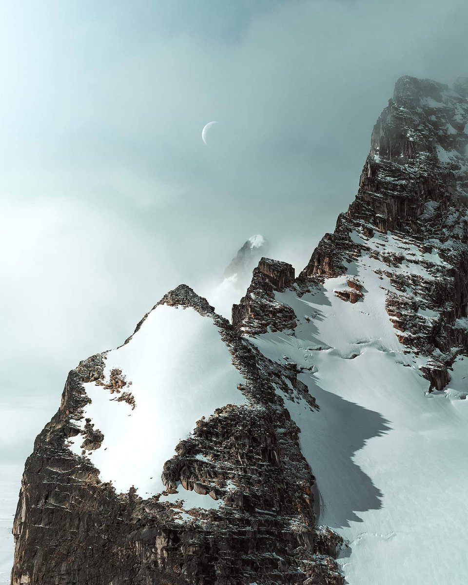 TourismGolden's tweet photo. The epic snow-capped spires of the Bugaboos. 😍 These glacier-sculpted peaks seem to have a personality of their own and have been compelling hikers and climbers for a long time.
📸: Jordan Mcgrath
#GoldenBC #GoldenRules #Bugaboos #ProvincialPark #Climbing #ExploreCanada https://t.co/spfuMRkNbE
