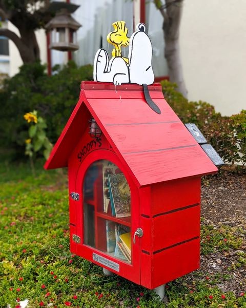 ChronicleKids's tweet photo. An adorable #LittleFreeLibrary 😍

You can find this Snoopy-themed library in Hermosa Beach, California. It certainly makes us want to take a road trip to browse its books 📖

📸:: daybreaklittlefreelibrary on Instagram https://t.co/8saNEUfdHU