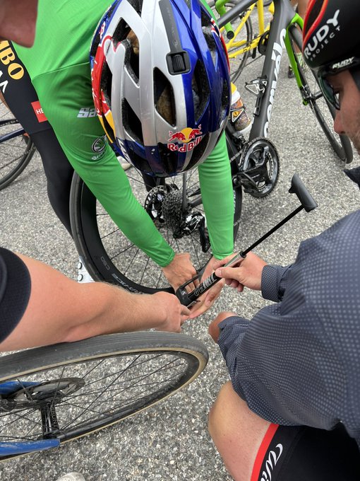 Van Aert gives Tour de France green jersey to fan who lent him a pump |  Cyclingnews