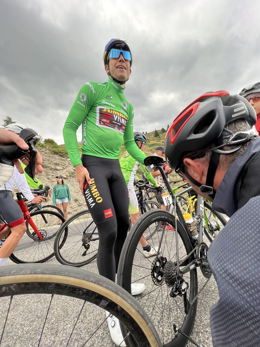Pelamity's tweet photo. Gli dico ehi Wout esce del liquido dalla ruota, lui mi fa certo cojone è tubeless. Chiede una pompa, gliela allunga un ragazzo inglese, che gli fa Wout sei una leggenda, lui: “ho qualcosa per te: toglimi la maglia verde, è tua” https://t.co/KwHi2Vegp5