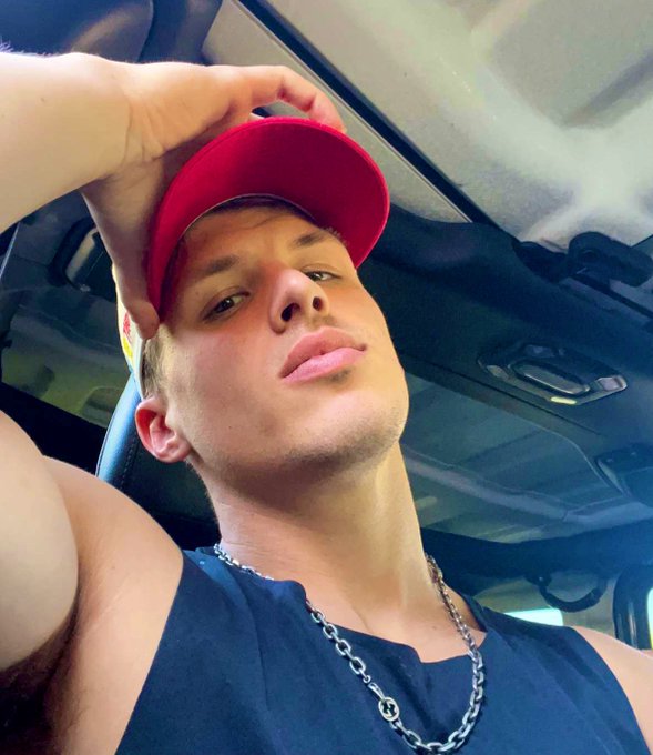 would you kiss me? be honest 😂 https://t.co/c0FvCyzbPY