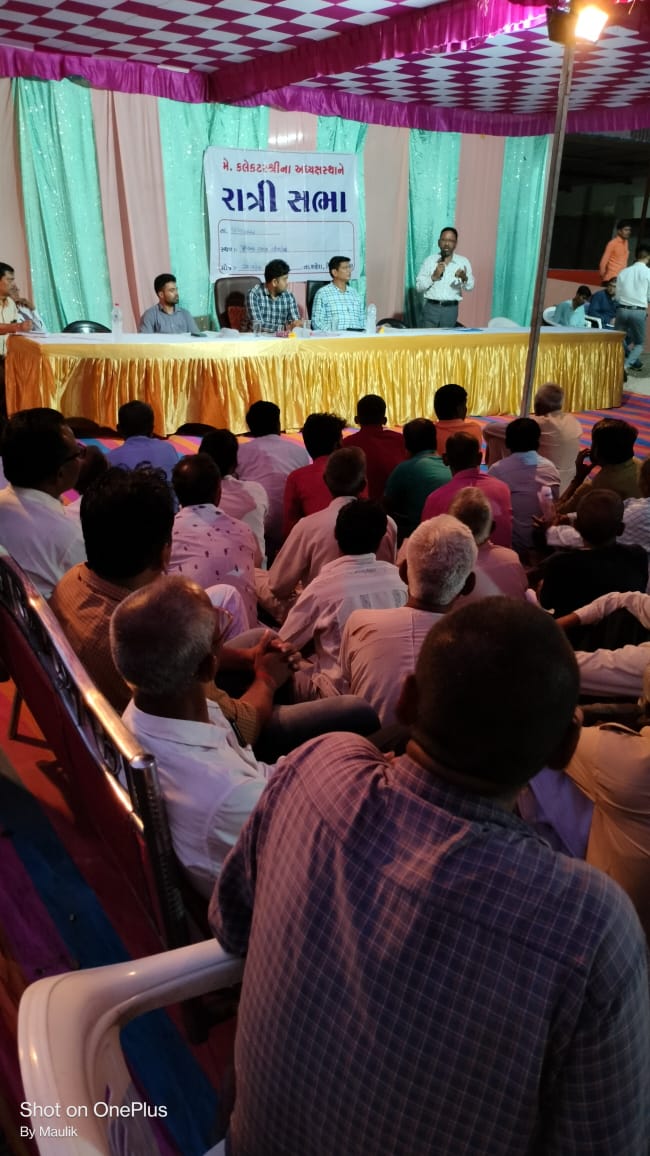 EroShahera's tweet photo. ૧૨૪-શહેરા વિધાનસભા મતવિભાગમા ગાગંડીયા ખાતે  મે.કલેક્ટરસાહેબશ્રી પંચમહાલ ગોધરાના અધ્યક્ષસ્થાને યોજાયેલ રાત્રિ સભામા મતદારજાગ્રૃતિ અંતર્ગત મતદારોને વિવિધ માહીતી આપવામા આવી.@CEOGujarat @ECISVEEP @CollectorGodhra @DyPanchmahal @sdmshahera https://t.co/IFJQ1pwOte
