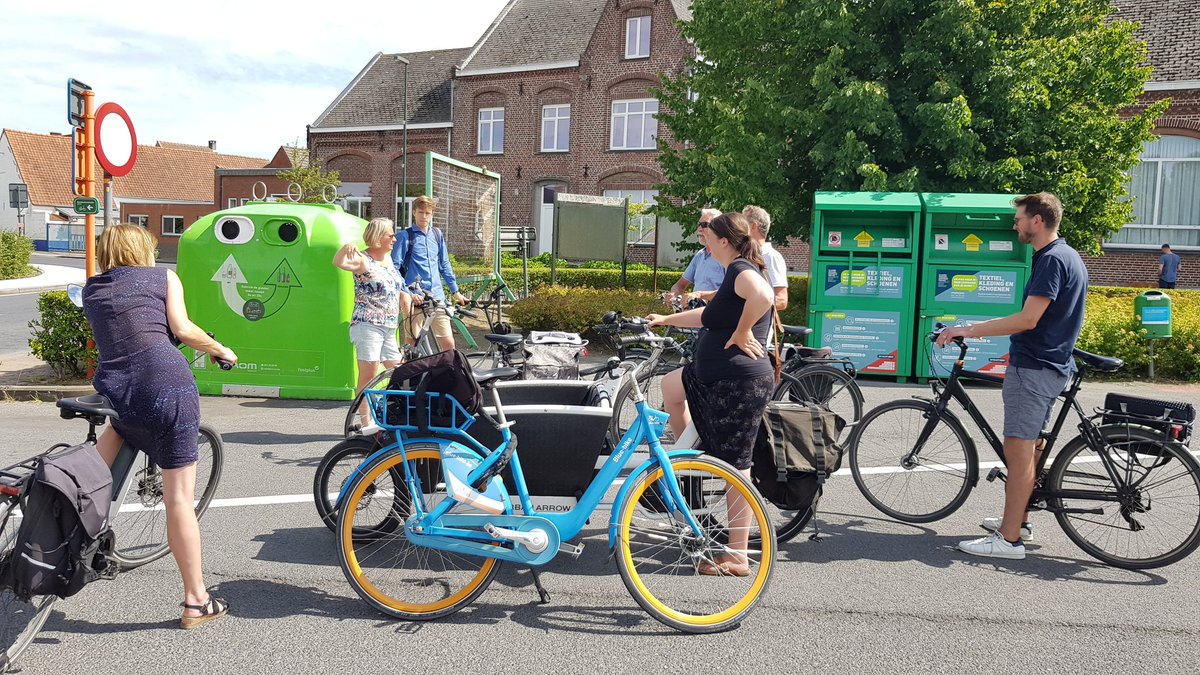 patrickdhaese's tweet image. Terreinbezoek met schepen, politie, ambtenaren en stakeholders voor opmaak fietsbeleidsplan @torhout. Fietsen, brainstormen, discussiëren en uittekenen. Dat is wat we doen @TrajectMobility 😎