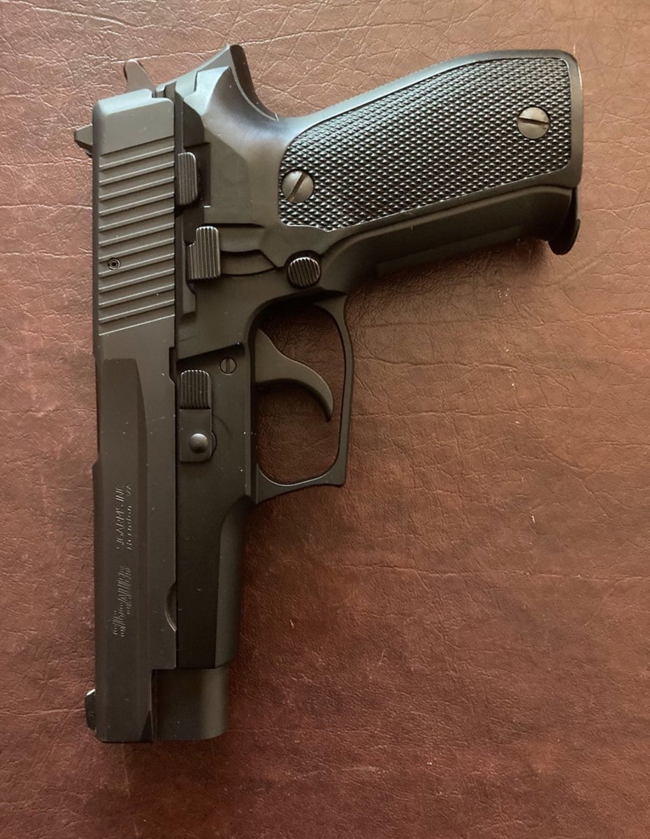 CuryTory's tweet photo. SiG sauer p226 
This is going for $650 
Available now for grabs 💥 https://t.co/Uh992rkrO4