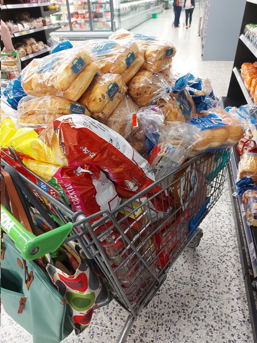 It takes a lot of food to keep these athletes fed! This trolley should keep us going for one day, maybe two! @DundeeBairns are superstars for supporting us to feed our Claypotts Bairns 🤩