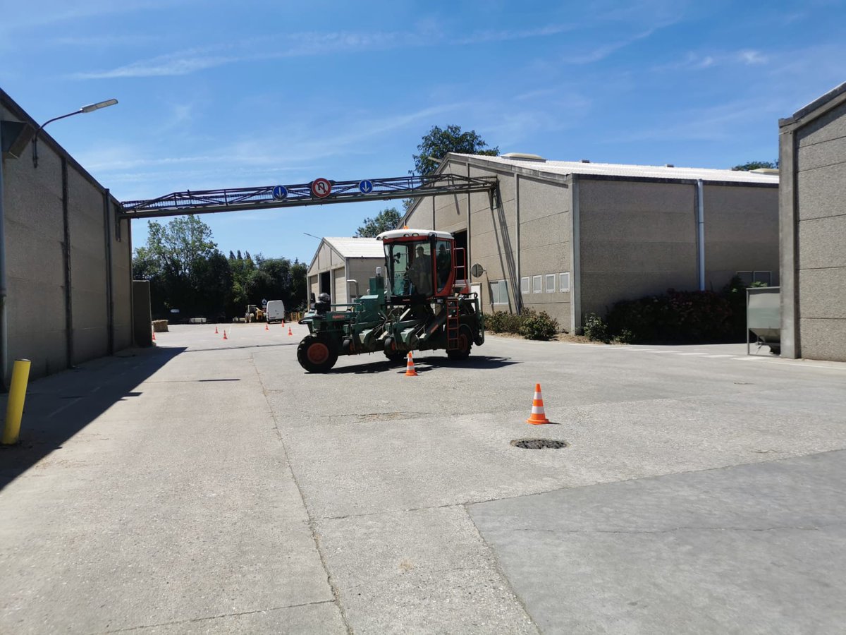 CercledEchanges's tweet image. Un grand merci au Groupe Depestele pour leur accueil aujourd&apos;hui !

Notre équipe #prevention a formé les stagiaires à la conduite et l&apos;entretien d&apos;une enrouleuse à #lin en toute #sécurité !  🚜

Plus d&apos;infos : ce27.fr/formation-m4