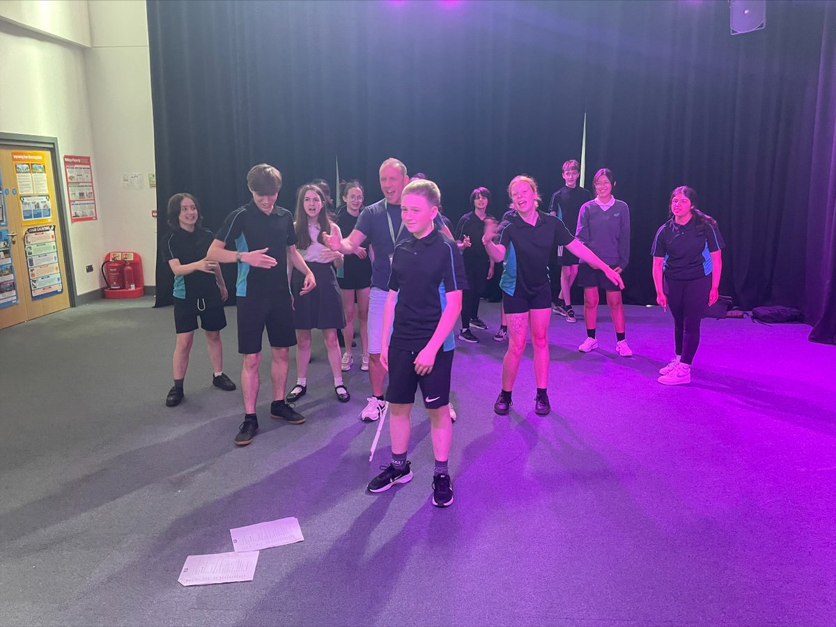 performance_tws's tweet photo. Yesterday our GCSE drama students took part in an amazing workshop led by Mike from @stage_ed ! They were exploring their set text Blood Brothers in an engaging and practical way. #drama #bloodbrothers #workshop #talentedstudents #wearethewren https://t.co/I1RxRqvHsT