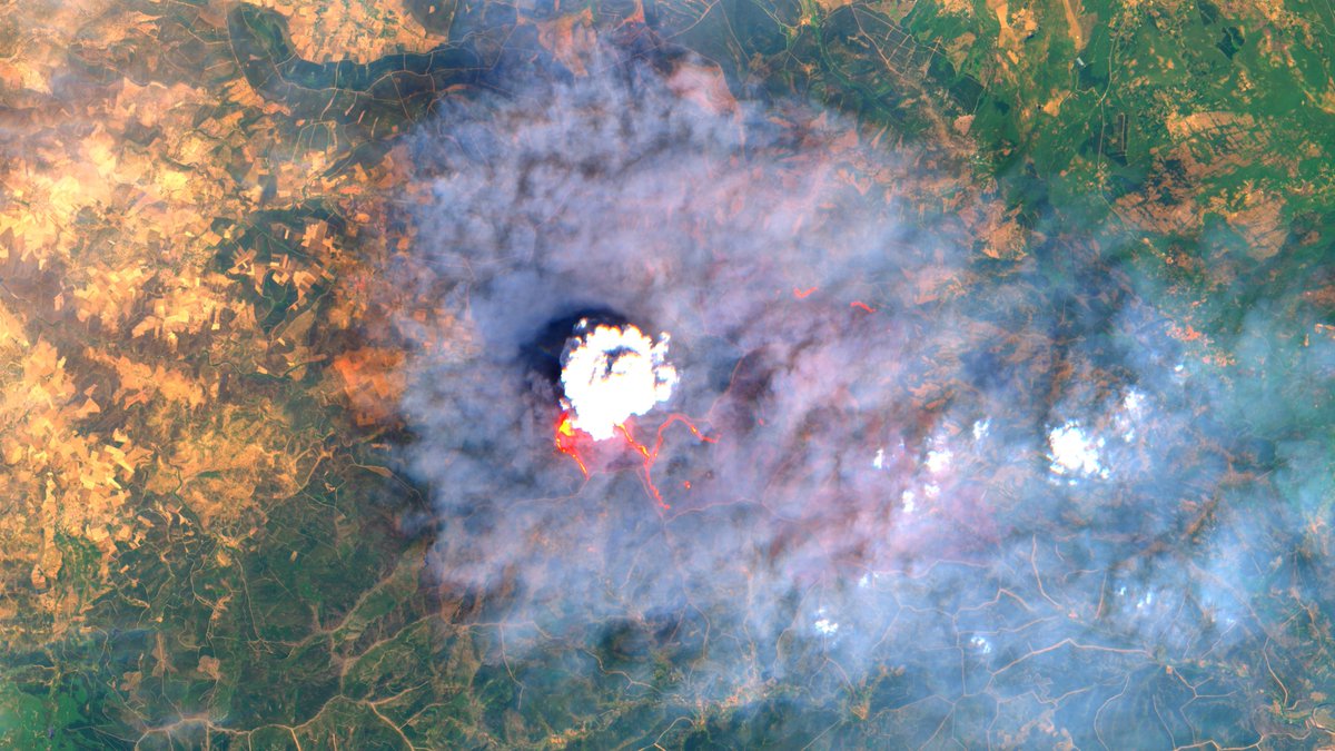 Como si de un volcán se tratase, así de espectacular ha captado el satélite #Sentinel2 el #IFLasMestas, #IFMonsagro, #IFLadrillar, #Cáceres, #Salamanca, hoy 13 de julio.