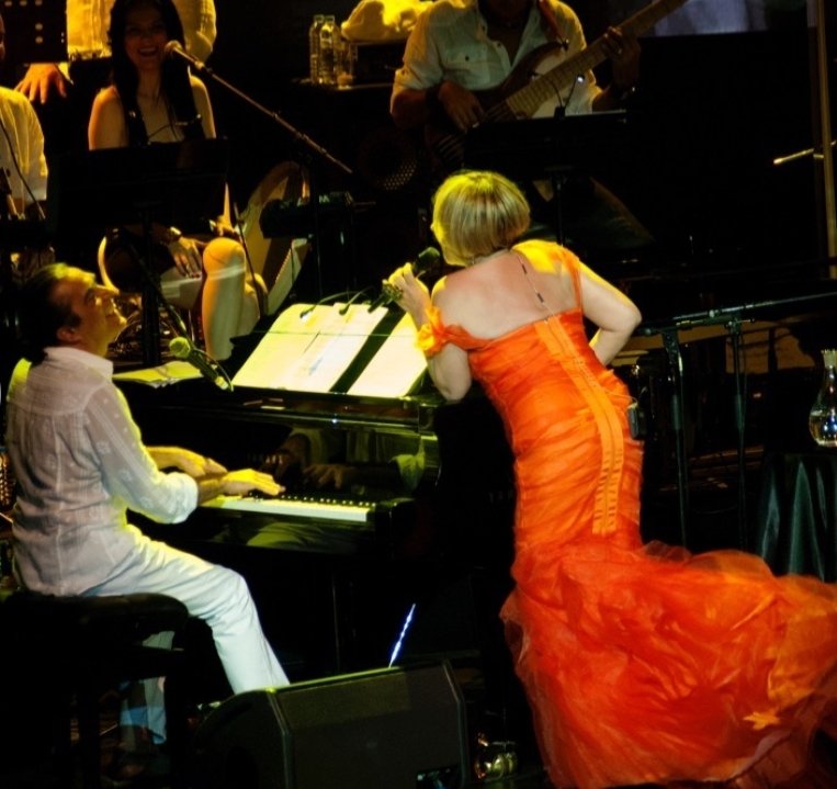 "Gücün bütün yollarından geçtim, 
Kalabalıkta bir yüz olmayı seçtim.
Benim için yaşamak budur;
Bir işe yaradığını bilmek, fotoğrafta görünmemek". 
Bu "görünmemek" işine alışamadım ama işte onu sevmenin anlamaya çalışmak gibi bir bedeli var. İyi ki doğdun #sezenaksu ❤️