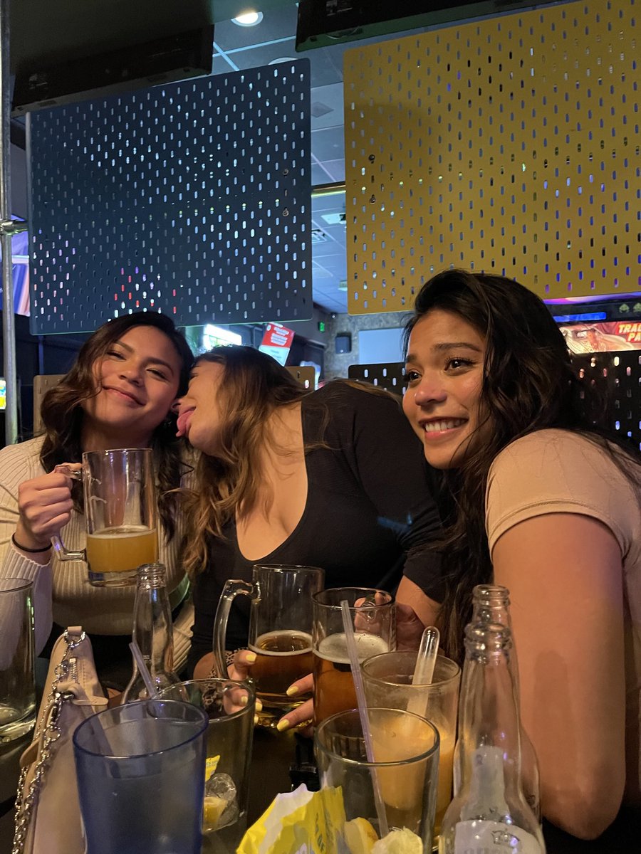 meleeah's tweet photo. happy birthday homies @ashezzx @alliixxo #kissyourhomies https://t.co/t7e6hRhjjJ