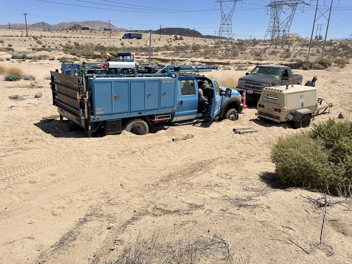 Graychik's tweet image. Desert Recovery: #Victorville (22-41) work crew taking a shortcut got stuck in deep sand - coordinated team effort to get them back on the job. Good stuff! #Harlie #OffRoadRecovery