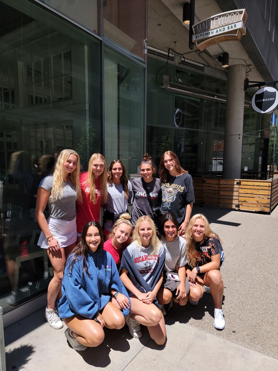 𝑵𝒆𝒘 𝒕𝒐 𝒕𝒐𝒘𝒏 👑 Our freshman got together for lunch and to check out the city yesterday! #Bearcats