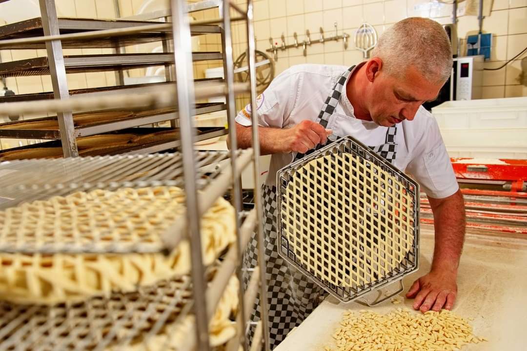 abdelchraou's tweet photo. #Rastervlaai in de maak.
Wordt het #abrikozen 🍑 of #kersen 🍒, Henk? #waalwijk #vlaaien #taarten #Limburg #traktatie #ambachtelijk #banket https://t.co/9Zg1ttPBqo