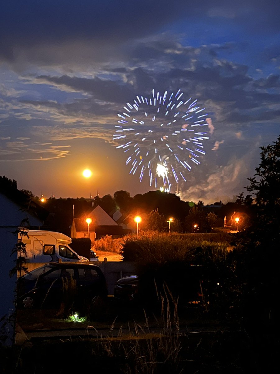 BiereBachelet's tweet photo. Feux d’artifice 🎇 X Pleine lune 🌕 

#14Juillet #feudartifice #pleinelune https://t.co/wEPkbsgMZX