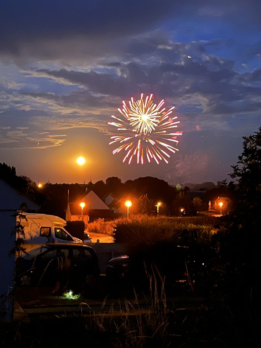 BiereBachelet's tweet photo. Feux d’artifice 🎇 X Pleine lune 🌕 

#14Juillet #feudartifice #pleinelune https://t.co/wEPkbsgMZX