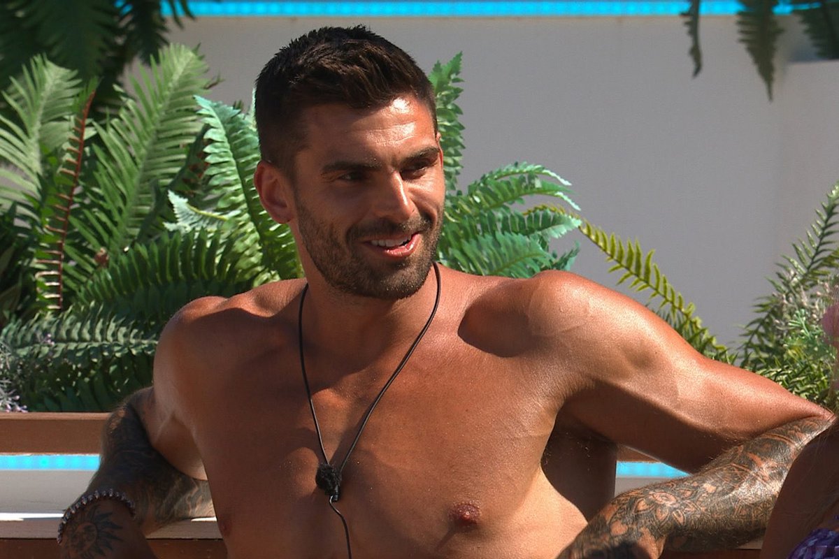sarahferris31's tweet photo. “I’d be lying if I said I didn’t fancy the new girl Becky”

#loveisland https://t.co/4v1Xv4yl7L