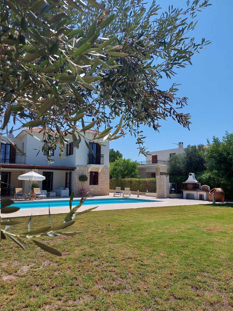 MariaD1969's tweet photo. Photo shooting this Superior Villa from its best angle was a challenge, when each shot is better than the previous one. #villaholidays #cyprus #holidayresidences ☀️❤️🇨🇾📷 @AphroditeHills1 https://t.co/jIbOhLw907