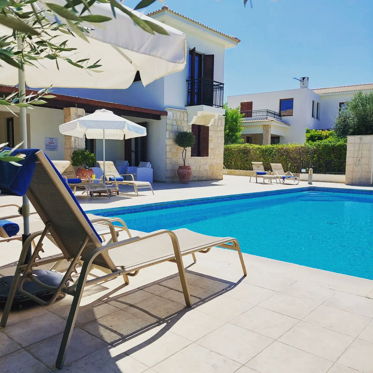 MariaD1969's tweet photo. Photo shooting this Superior Villa from its best angle was a challenge, when each shot is better than the previous one. #villaholidays #cyprus #holidayresidences ☀️❤️🇨🇾📷 @AphroditeHills1 https://t.co/jIbOhLw907