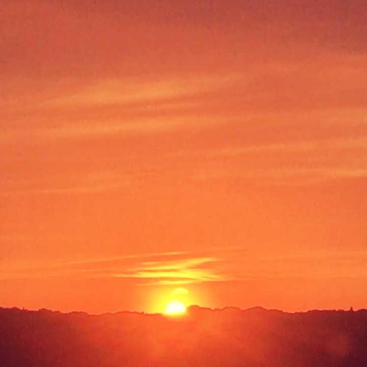 AndreeMartis's tweet photo. 🌅 🌕

#sunset #fullmoon #london https://t.co/EqoNxnWwQE https://t.co/3fBem0p7QI