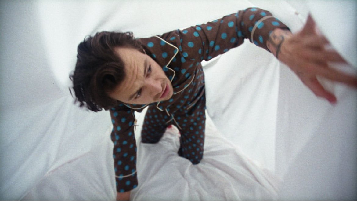 claudiadeguidi's tweet photo. Me searching for my bookmark when reading in bed
#LateNightTalking https://t.co/IqO1TMmWLO