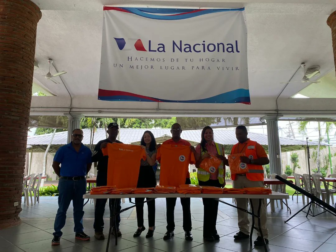 DefensaCivilPSD's tweet photo. Clemencio Aquino director regional de la Defensa Civil recibe por parte de la compañía Colchoneria La Nacional @lanacionalrd, la donación de t-shert tipo polos fue realizada por Diana Morales, Eduardo Adams y Liana Hernandez quienes realizaron la entrega de parte de la compañia. https://t.co/Sh4gEfJjpB