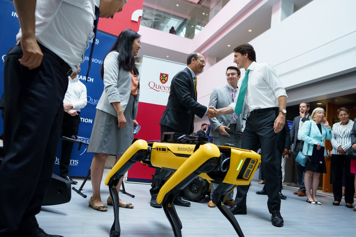 SmithEngQueens's tweet photo. Prime Minister Justin Trudeau announced a $1.5 billion investment in a new electric vehicle battery manufacturing facility for the region today from Mitchell Hall, joined by representatives including Queen's Engineering students, faculty, and staff. https://t.co/K2D7PSk1Qr