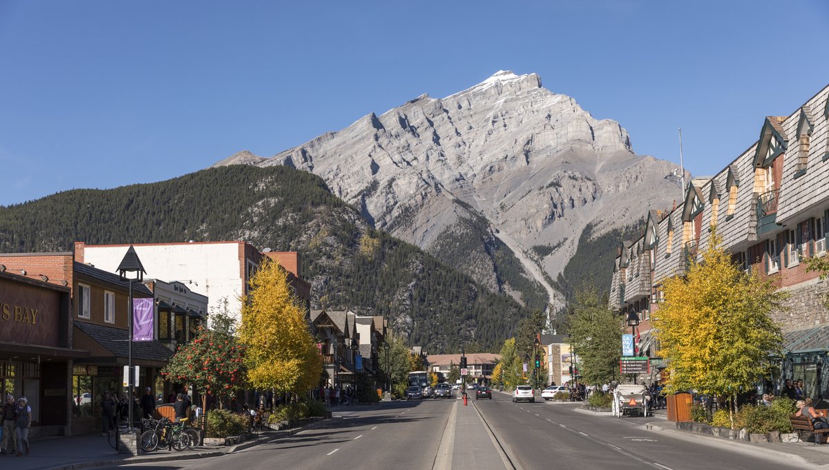 Don't you wish you were in Banff right now?

rockymountaineer.com/banff-alberta

#RockyMountaineer
📍: Banff, Alberta