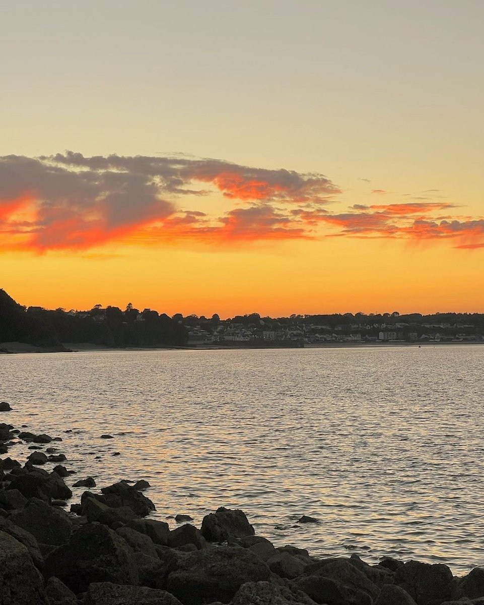 aroundtenby's tweet photo. Sunset over Saundersfoot 😍

#tenby #wales #cymru #visitwales #welsh #england #southwales  #discovercymru #travel #beach #adventure #discoverwales #pembrokeshire #beautifulwales #walesonline #instagood #igerswales #explore #sunset #sunsetlovers #sunsetlover #sunsets_oftheworld https://t.co/tRPTlD4OPn