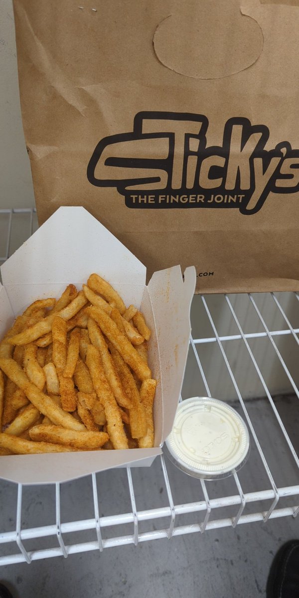 824Vino's tweet photo. #NationalFrenchFryDay from #stickys 🤤 https://t.co/zw2U7SoUtS