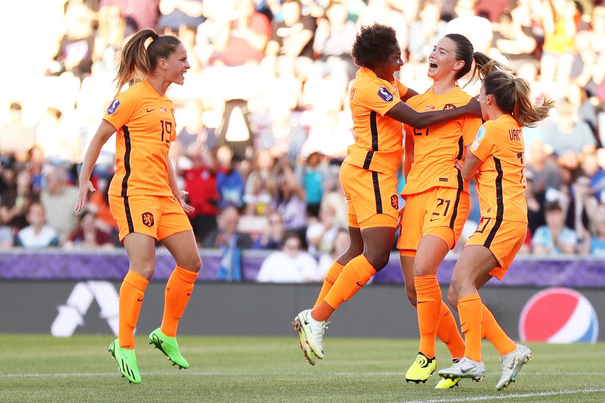 KNVB's tweet photo. ๐ De @oranjevrouwen hebben hun tweede wedstrijd op #WEURO2022 gewonnen, en staan nu bovenaan in Groep C! ๐ถ
#NEDPRT #NothingLikeOranje https://t.co/9htLRNCr9O