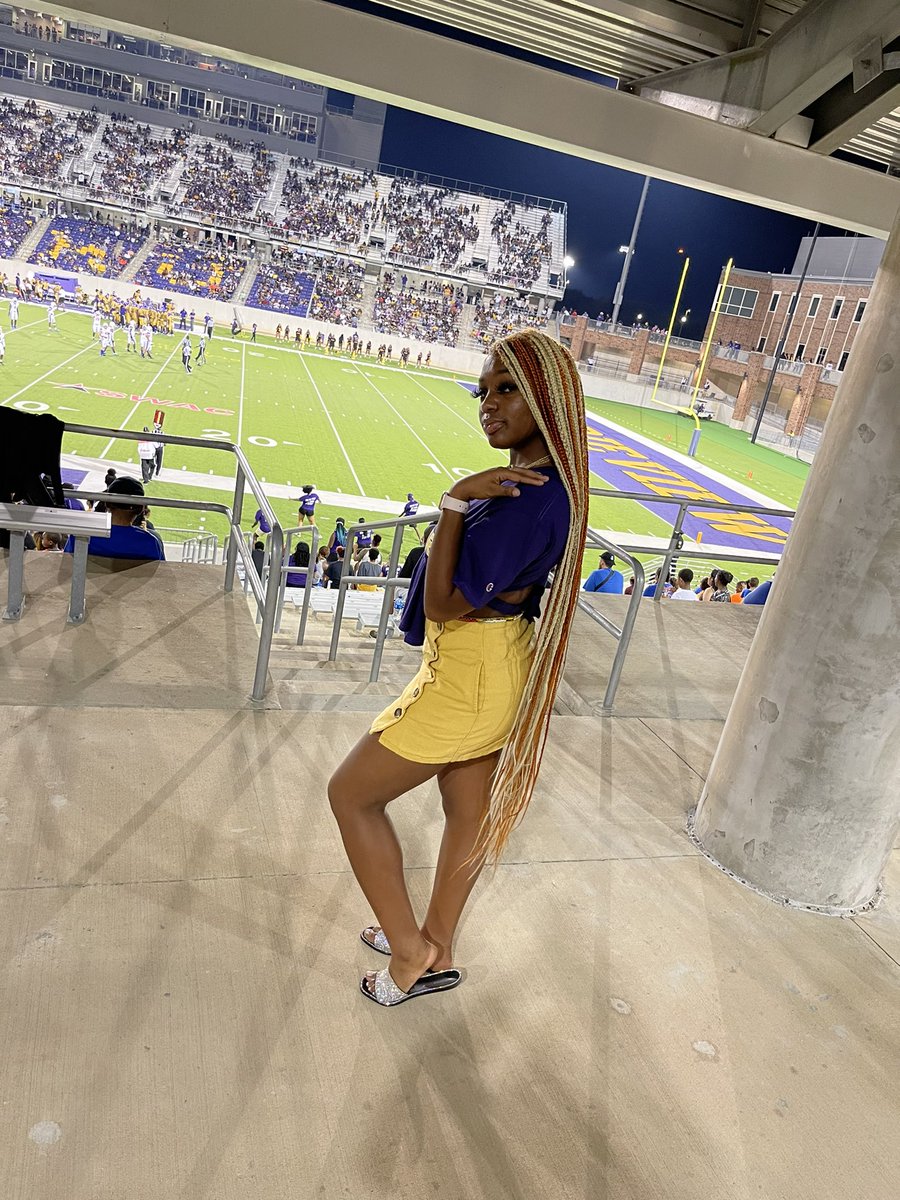Qt_oriee's tweet photo. #whosonthehill #WhosWhoPVAMU 
- TWOOOOOOO FIVVEE TOO LIVE!
Heyyy y’alllll. My names ahrye (ari) 💞
• Spencer, Oklahoma.
• Nursing major w/ a minor otw .. 
• Favorite tradition most definitely is the freshman step show (just because I was apart of the winning team #Tresix 😝) https://t.co/MYs2RtxbFY