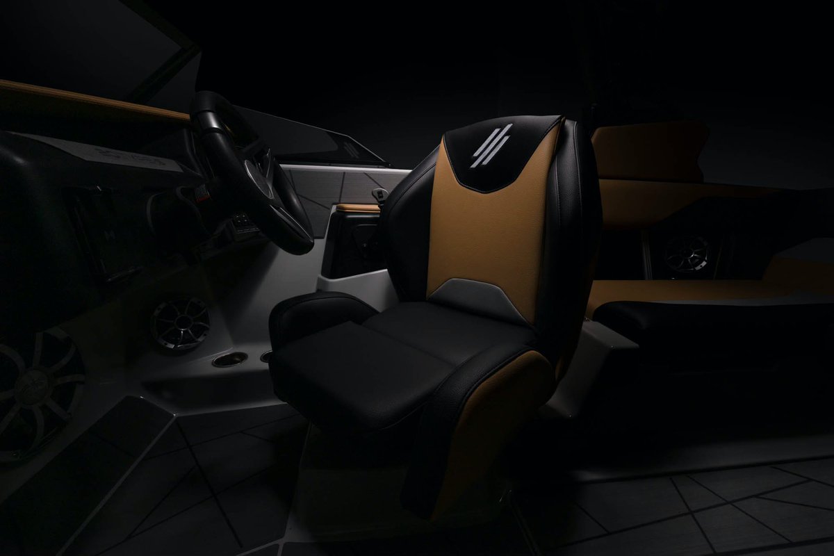 atxboats's tweet photo. More power. More style. More functionality. 2023 launching soon. 🤘

#atxsurfboats #irideatx https://t.co/T0fs0BvTne