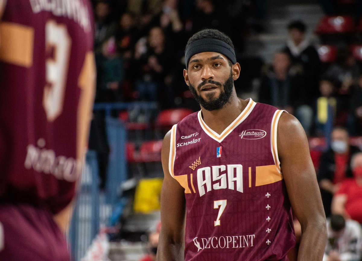 𝗖𝘆𝗿𝗶𝗹𝗹𝗲 𝗘𝗹𝗶𝗲𝘇𝗲𝗿-𝗩𝗮𝗻𝗲𝗿𝗼𝘁 𝗰𝗼𝗻𝗳𝗶𝗿𝗺é ! ✅
👉🏼 Sous contrat avec le club pour la saison 2022-2023, <a href="/EliezerBob/">Cyrille Eliezer-Vanerot</a> sera bien présent à la reprise ! 😁

On a hâte de le revoir sur les parquets 🧡

📸 <a href="/TomRoeckel/">Tom Roeckel</a> 
#GoASA #ProB #ASAFamily