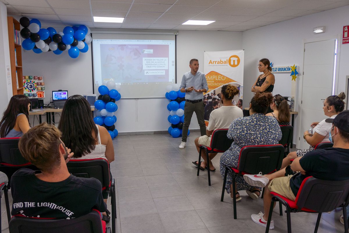 MigueReyesLemus's tweet photo. “Por la tontería de la edad dejé de estudiar, pero gracias a @FundlaCaixa @AAlendoy y @radioecca ahora ya tengo el bachillerato y quiero ser policía” 

La graduación hoy de alumnado como Juan de León en Cádiz también protagonista en #informativoecca 

🔊🔊https://t.co/kZTH9l5gZM https://t.co/Wl3KH8uhJl