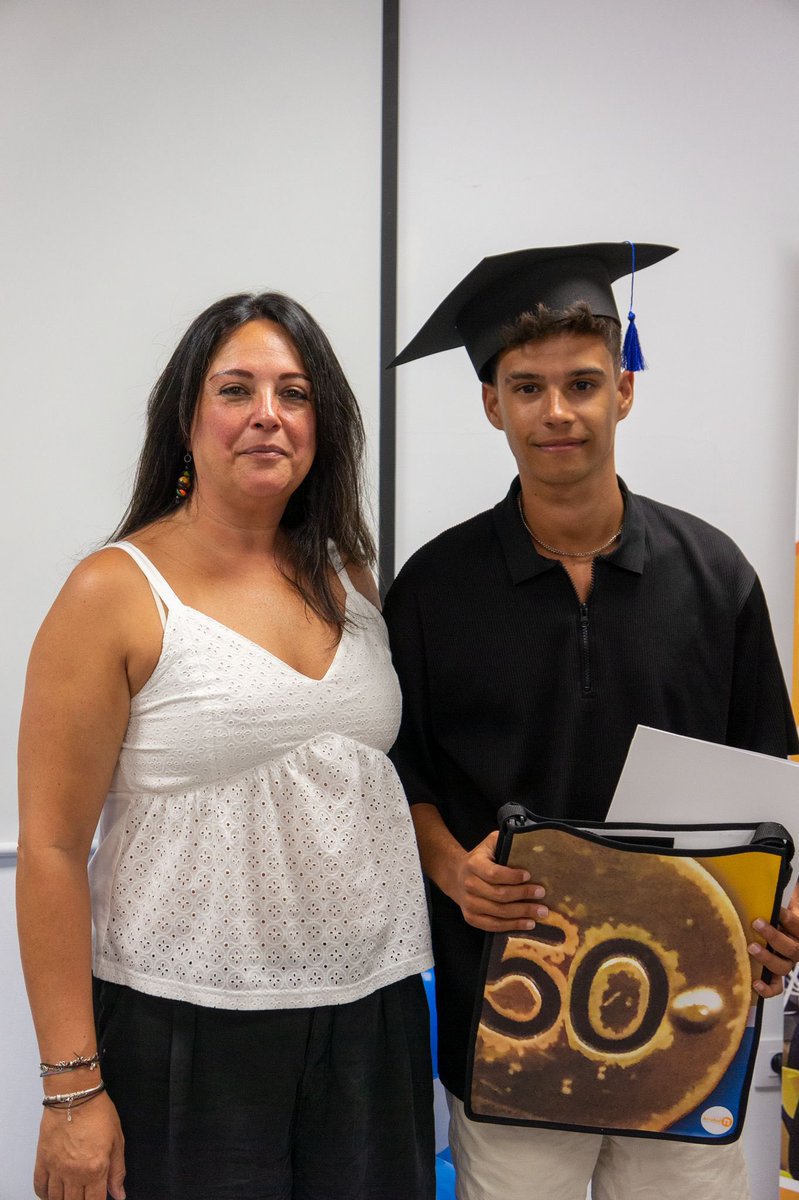 MigueReyesLemus's tweet photo. “Por la tontería de la edad dejé de estudiar, pero gracias a @FundlaCaixa @AAlendoy y @radioecca ahora ya tengo el bachillerato y quiero ser policía” 

La graduación hoy de alumnado como Juan de León en Cádiz también protagonista en #informativoecca 

🔊🔊https://t.co/kZTH9l5gZM https://t.co/Wl3KH8uhJl