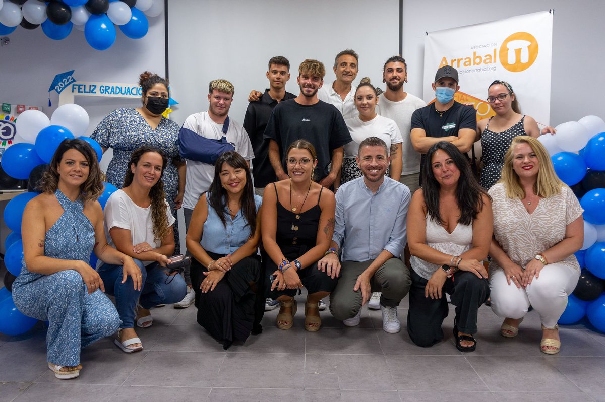 MigueReyesLemus's tweet photo. “Por la tontería de la edad dejé de estudiar, pero gracias a @FundlaCaixa @AAlendoy y @radioecca ahora ya tengo el bachillerato y quiero ser policía” 

La graduación hoy de alumnado como Juan de León en Cádiz también protagonista en #informativoecca 

🔊🔊https://t.co/kZTH9l5gZM https://t.co/Wl3KH8uhJl