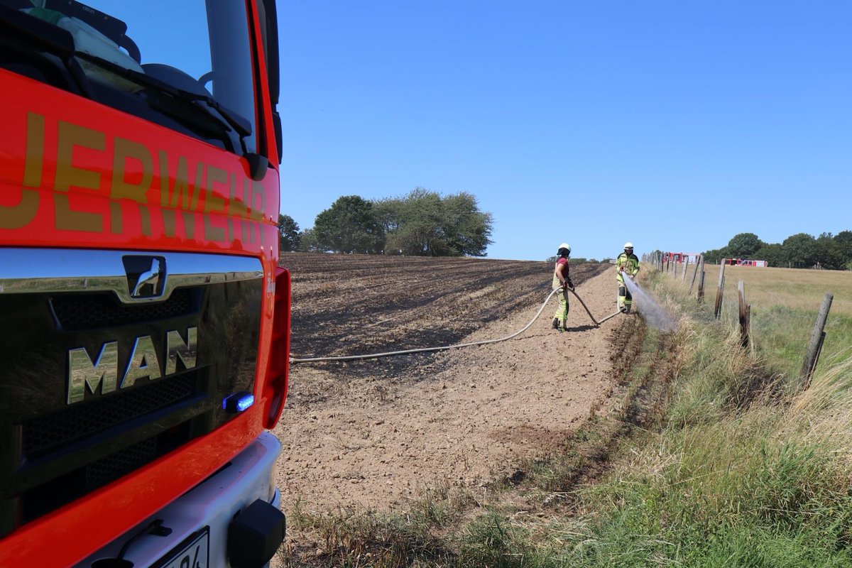 ffvga's tweet photo. Ein #Flächenbrand in #Buchholz konnte heute schnell gelöscht werden. Die #Feuerwehr warnt vor der aktuell hohen #Brandgefahr. Jeden Verdacht auf Feuer sofort über den #Notruf 112 melden. Hohe #Temperatur, große #Trockenheit und starke Winde verschärfen die Lage derzeit weiter. https://t.co/SWCbU9egc9