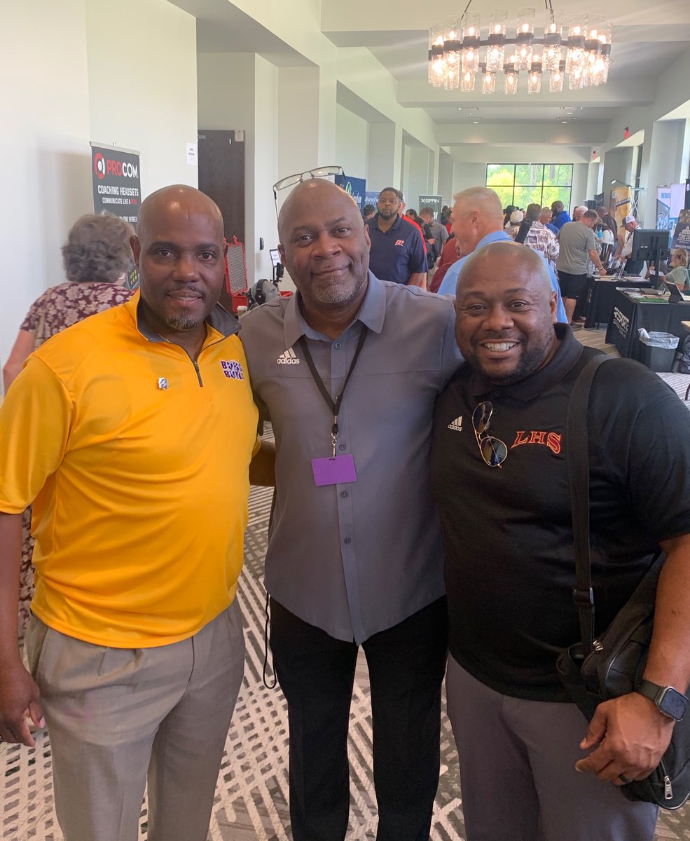 spotesfca's tweet image. Always at the MAC Clinic, you see folks who you admire and just love. H’burg High Head Coach Tony Vance and Laurel Head Coach Ryan Earnest are world-changers. 
Only Heaven knows how many young people whose lives were changed for the better, because they met “Coach.” 
#imtangibles