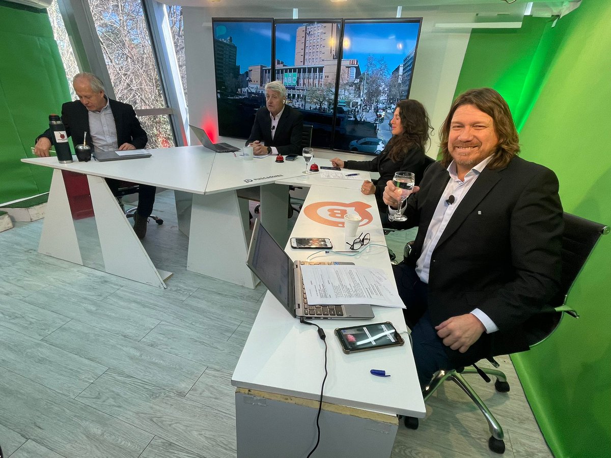buscadorestv's tweet photo. Programa 4908 al aire,  hoy miércoles con Sergio Gorzy,  Alberto Silva,  Nadia Sanjurjo y Bambino Etchegoyen en estudios de #MVDFilms y Jorge Rowinsky vía zoom desde Miami. 
@canal5uruguay 
@VTVuruguay 
https://t.co/S55HVz6FSn https://t.co/B4ZtsibPvu
