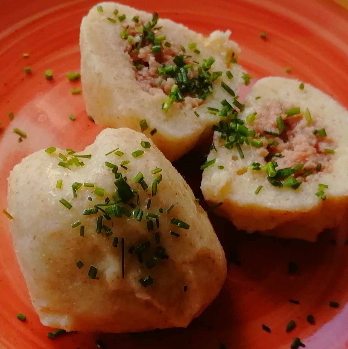 MikeKocht's tweet photo. Wieder einmal 2erlei #Knödel #Twooking, süß und pikant aus #Topfenteig (#Quarkteig)
Die mit #Marille (#Aprikose) kennt ihr ja schon, ist aber sehr saisonal
Pikant diesmal mit #Braunschweiger (Wurst) gefüllt

https://t.co/M31rJUuVI6 https://t.co/YxBWAGfG6O