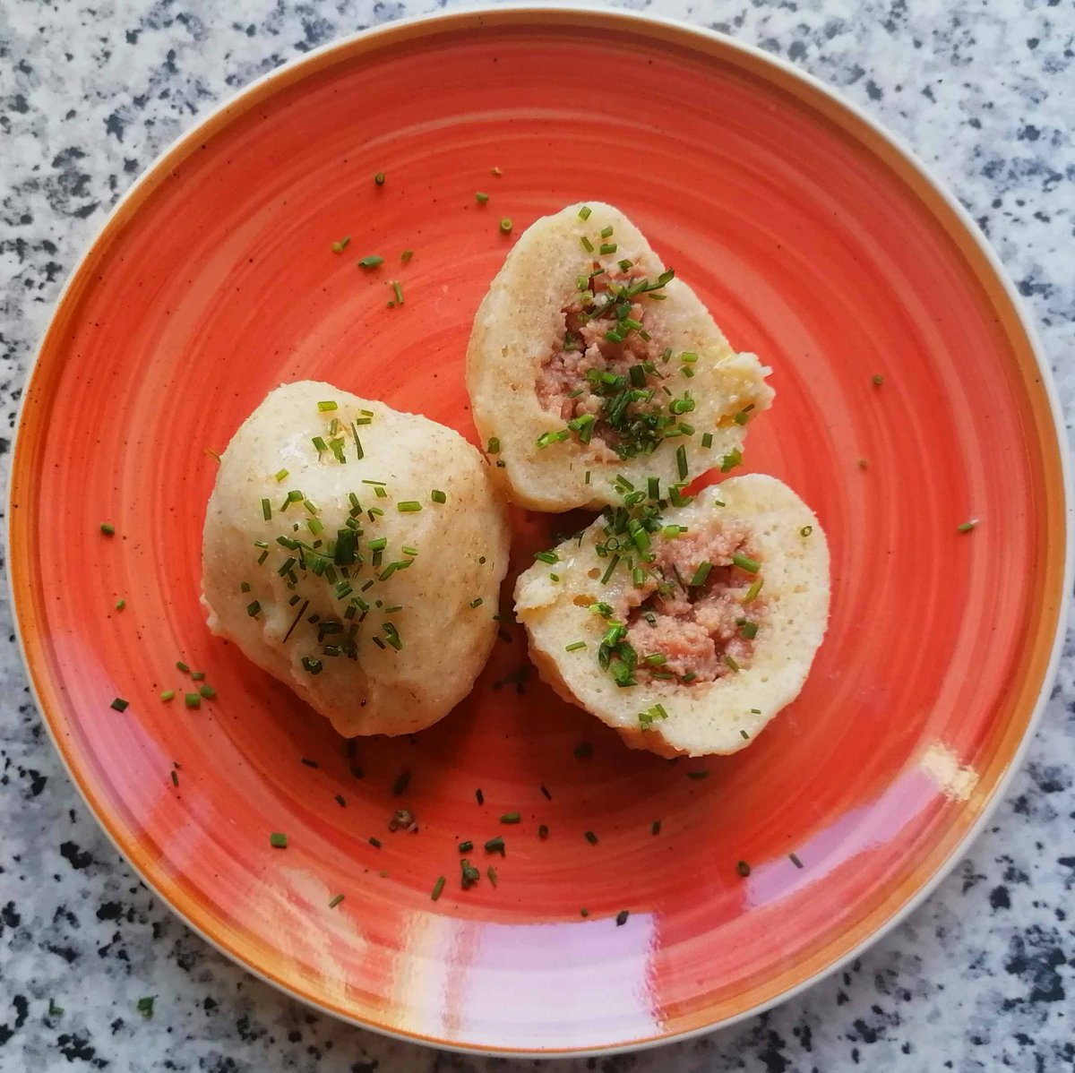 MikeKocht's tweet photo. Wieder einmal 2erlei #Knödel #Twooking, süß und pikant aus #Topfenteig (#Quarkteig)
Die mit #Marille (#Aprikose) kennt ihr ja schon, ist aber sehr saisonal
Pikant diesmal mit #Braunschweiger (Wurst) gefüllt

https://t.co/M31rJUuVI6 https://t.co/YxBWAGfG6O