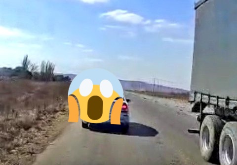 GTP_Traffstats's tweet photo. ⚠️⚠️⚠️ Extremely Dangerous Conditions in "road rehabilitation/ construction zone⚠️⚠️⚠️
R554 btwn Lehae and Eikenhof

Without warning,a gravel road appears,drivers swerve to avoid HEAD-ON crashes
Terribly unsafe,  no proper delineator signs for  lane separation
@GPDRT_ Assist pls https://t.co/fcXZ4OWUmK
