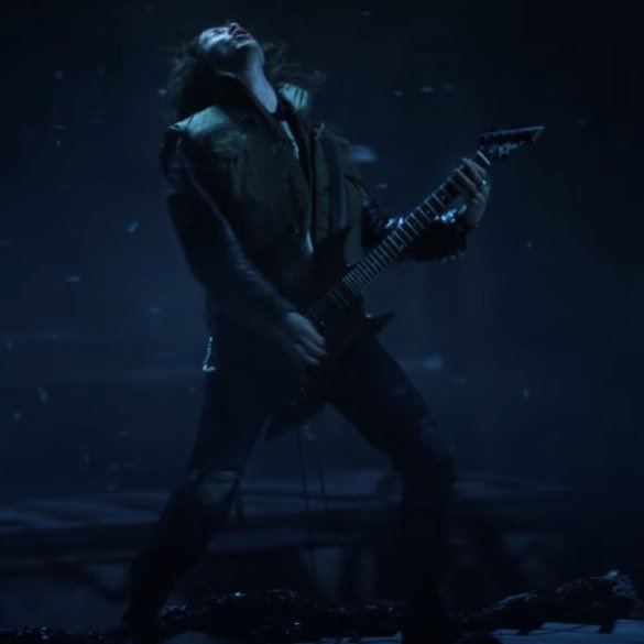 KarollinaOk's tweet photo. A cena de Eddie tocando “Master Of Puppets” não estava no roteiro original da 4ª temporada. https://t.co/Qv2O3MAN8I