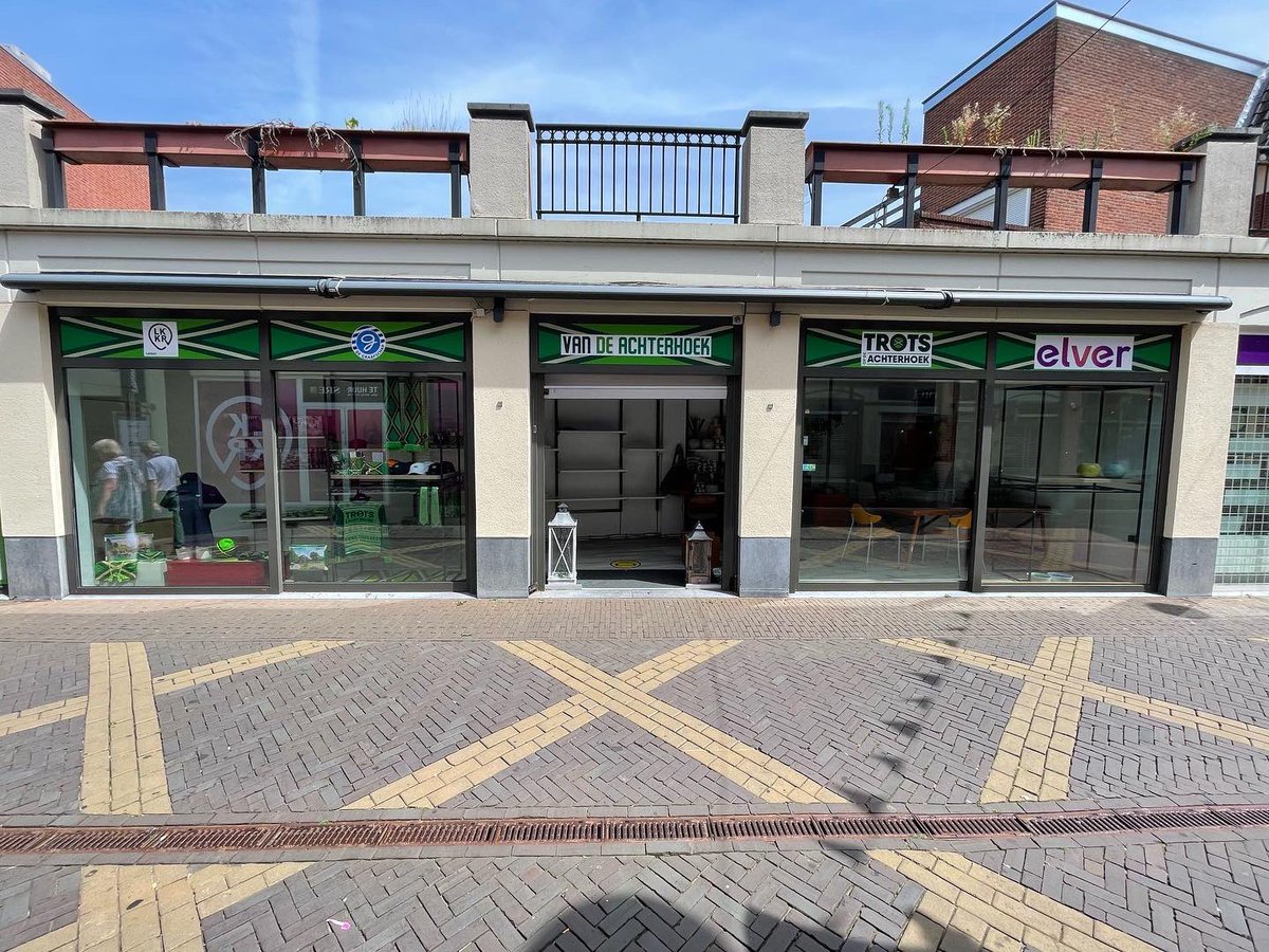 depuzzelkoning's tweet image. 🥳 𝐍𝐢𝐞𝐮𝐰𝐬!‼️ Wij openen aankomende vrijdag  ‘Van de Achterhoek’ in de Catharinastraat in #Doetinchem. 

Samen met @DeGraafschap en @ElverZorg presenteren wij jullie een typisch Achterhoekse winkel💚

🥳 Vrijdag 15 juli om 16.00 uur is de officiële opening. Tot dan?