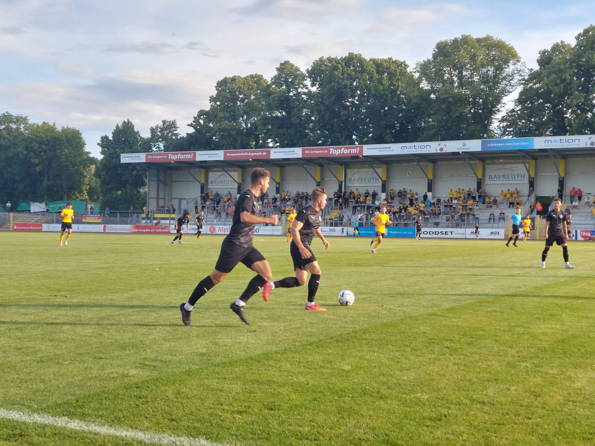 1fclokleipzig's tweet photo. Nach kleiner Rudelbildung bekommt der Bayreuther Nico Moos in der 73. Minute die Gelb-Rote Karte.
73‘ ⏱ | 0:2
#BAYLOK #fußballpur #lokleipzig https://t.co/OYcEhAIhS4