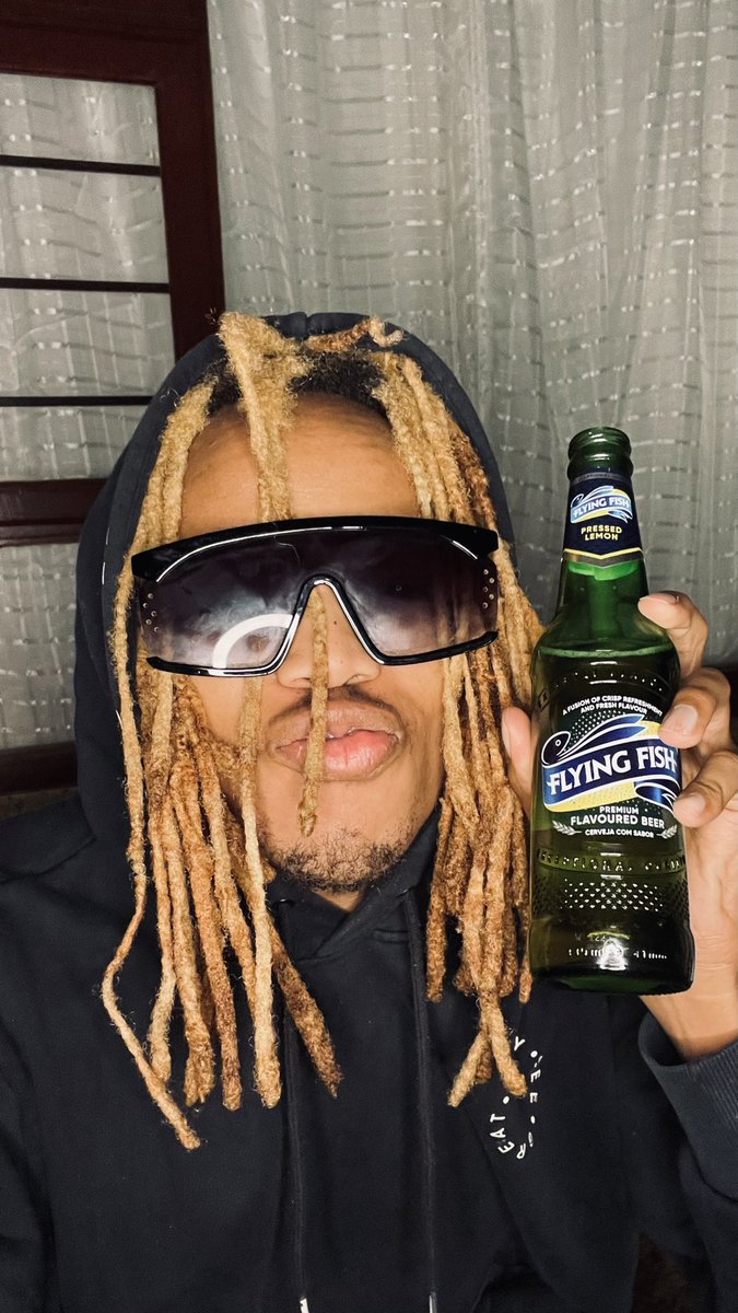 shrugatwork's tweet photo. I Just Came Here From Performing On IG🙏🏽😭 Needed To Crack A Cold One, Are You On Top Of Your Craft Too?? @FlyingFishSA #StuckInAnFFAd #FlowWithIt https://t.co/USvdL87HNi